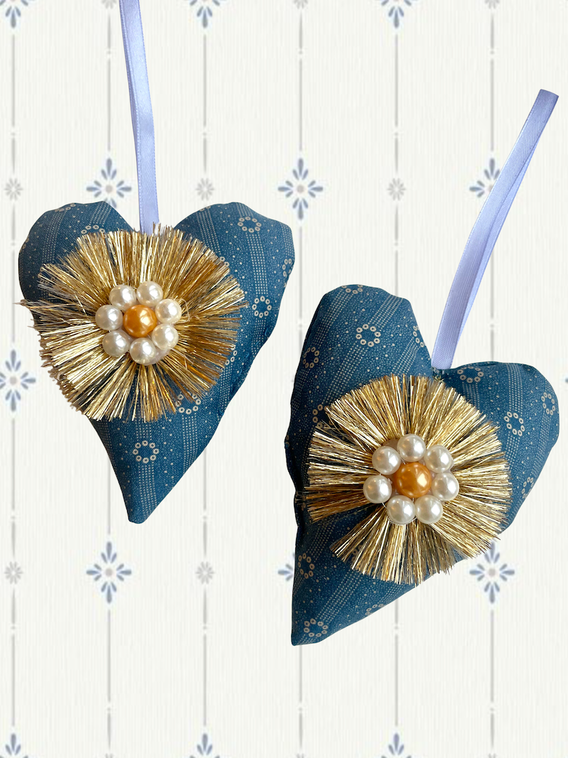 Håndlavet hjerte med perleblomst og klokke no. 1