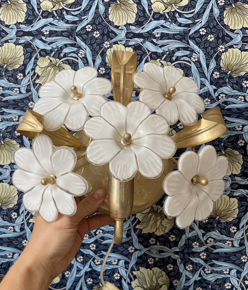 Vintage væglampe med smukke mundblæste glasblomster