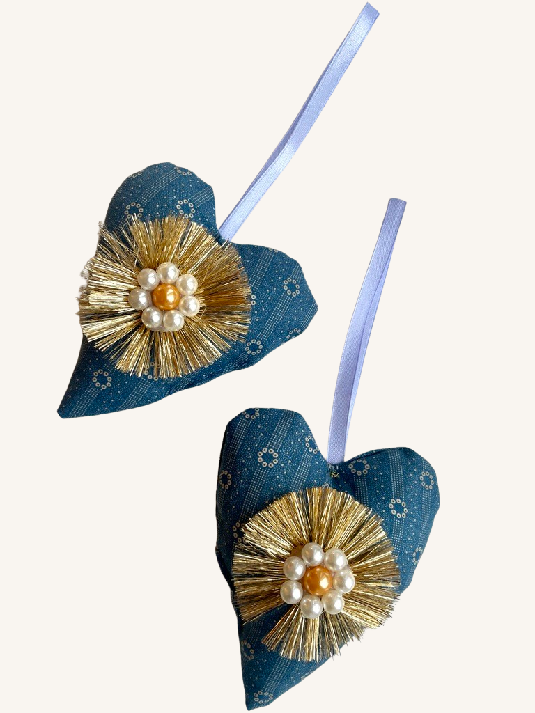 Håndlavet hjerte med perleblomst og klokke no. 1