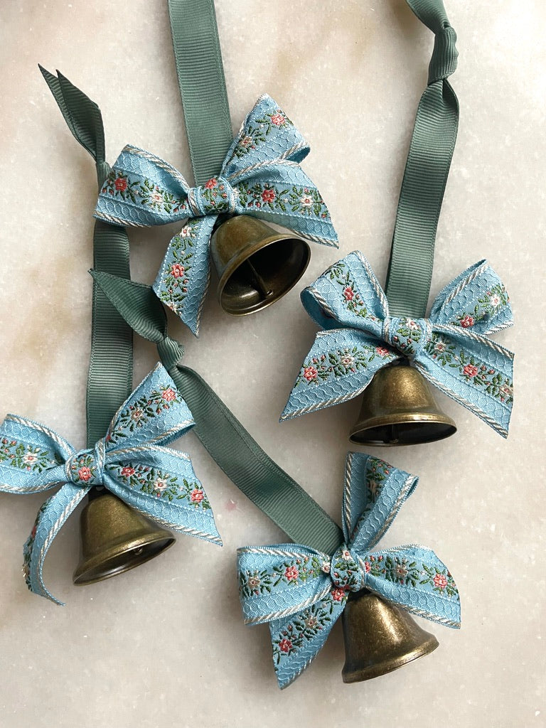 Juleklokke med sløjfe