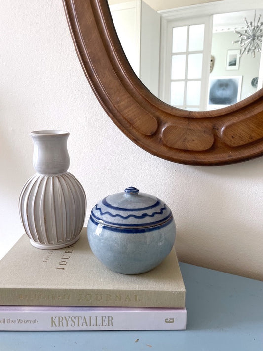 Smuk riflet keramikvase i hvid