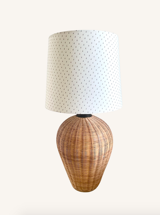 Smuk stor lampe i naturflet