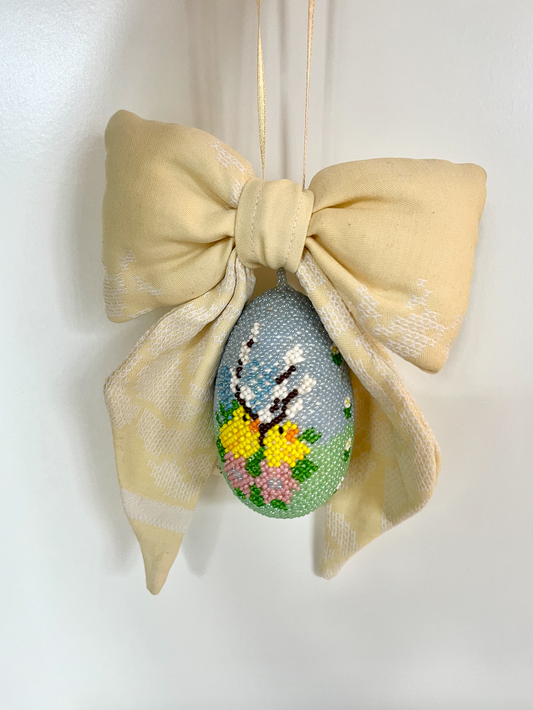 Stort påskeæg i perler med sløjfe