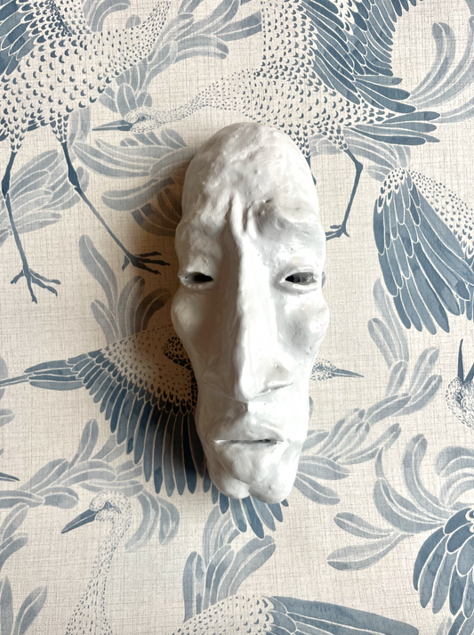 Unika ansigt til væggen formgivet i ler