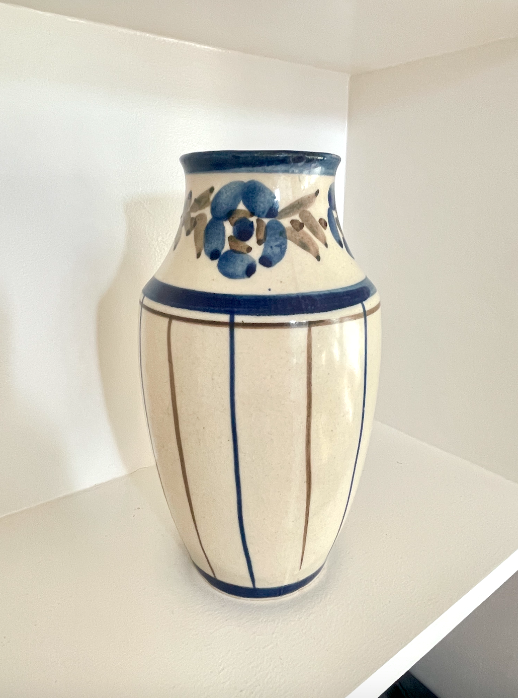 Smuk vintage vase med striber og deko
