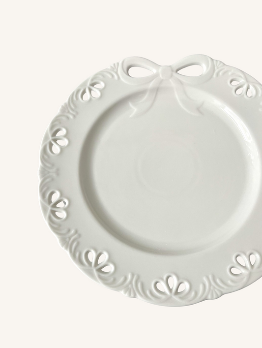 Fransk desserttallerken med mønster og sløjfe