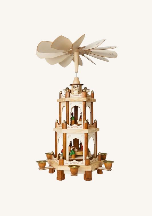 Julepyramide i træ og håndmalede detaljer