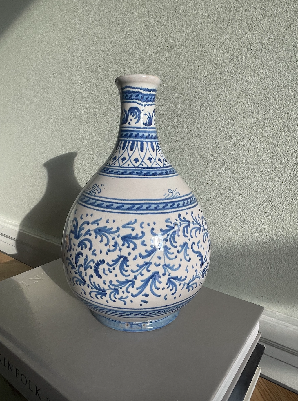 Smuk unika vase med håndmalede deltajer