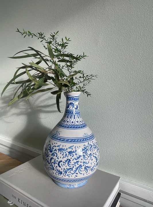 Smuk unika vase med håndmalede deltajer