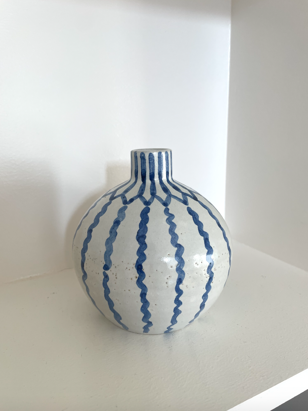Rund unika vase med håndmalede deltajer
