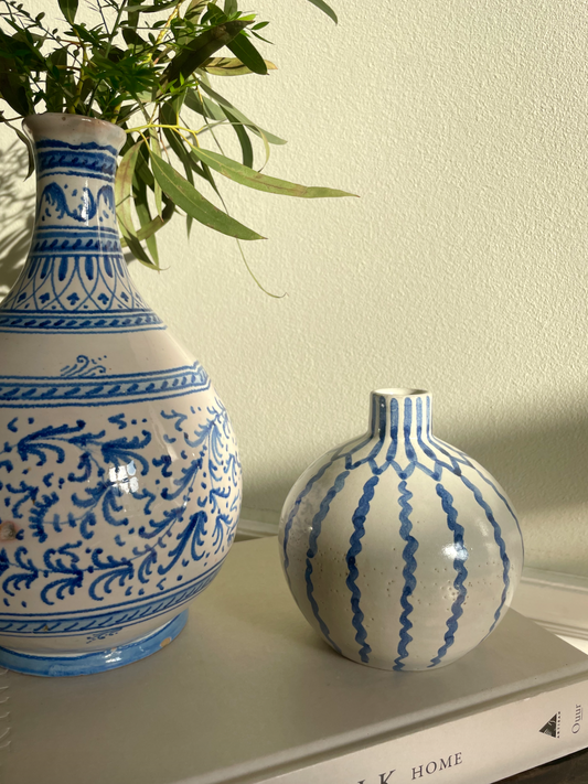 Rund unika vase med håndmalede deltajer