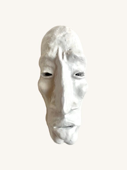 Unika ansigt til væggen formgivet i ler