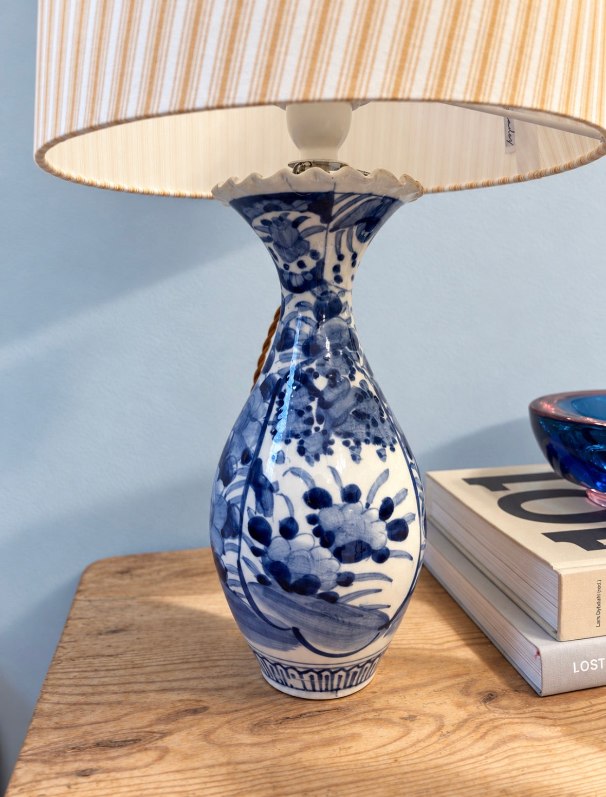 Stor håndmalet porcelænslampe