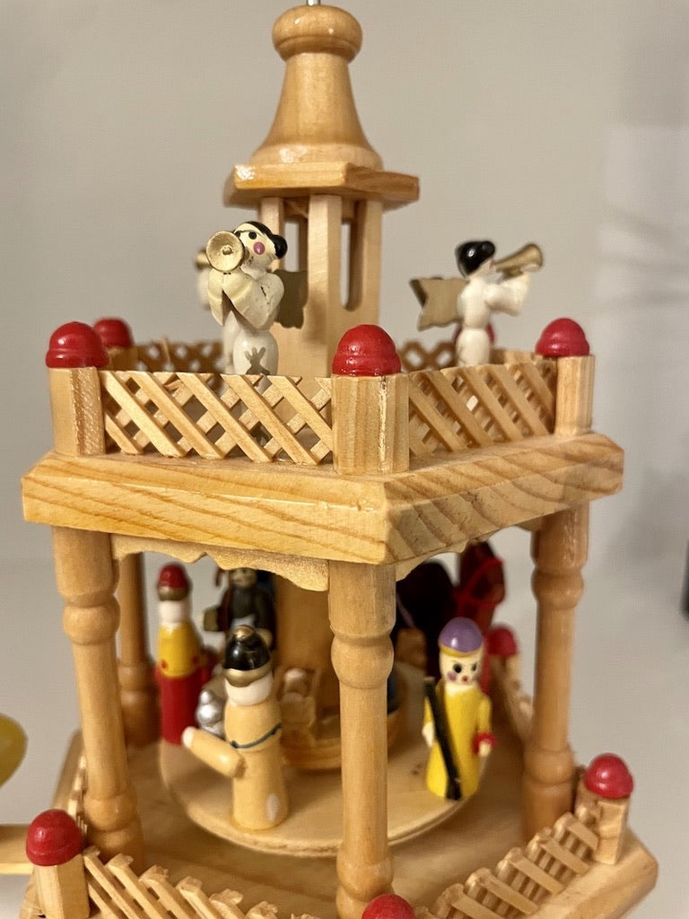 Fin lille Weihnachtspyramide / Julekarrusel no. 14