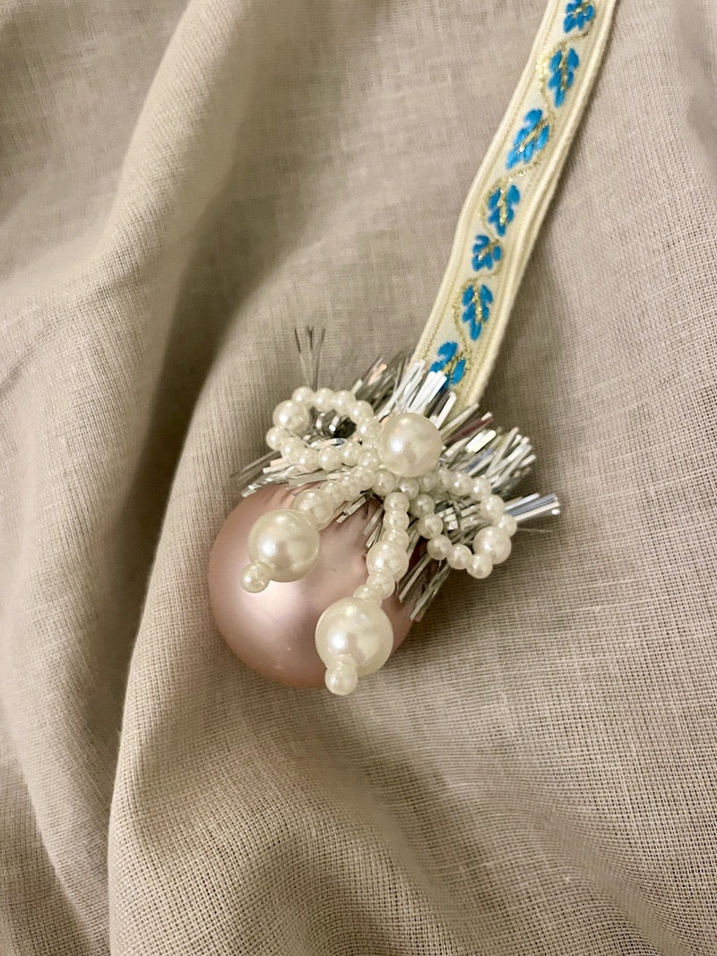 Lille håndlavet juleornament med perlesløjfe