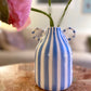 Stribet vase med runde hanke / Blå