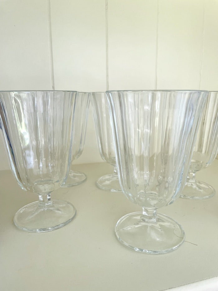 Riflet vinglas på fod