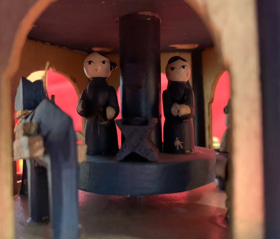 Gammel blå Weihnachtspyramide med sol, stjerner og måne / Julekarrusel