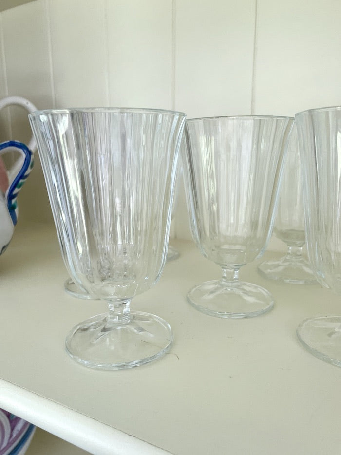 Riflet vinglas på fod