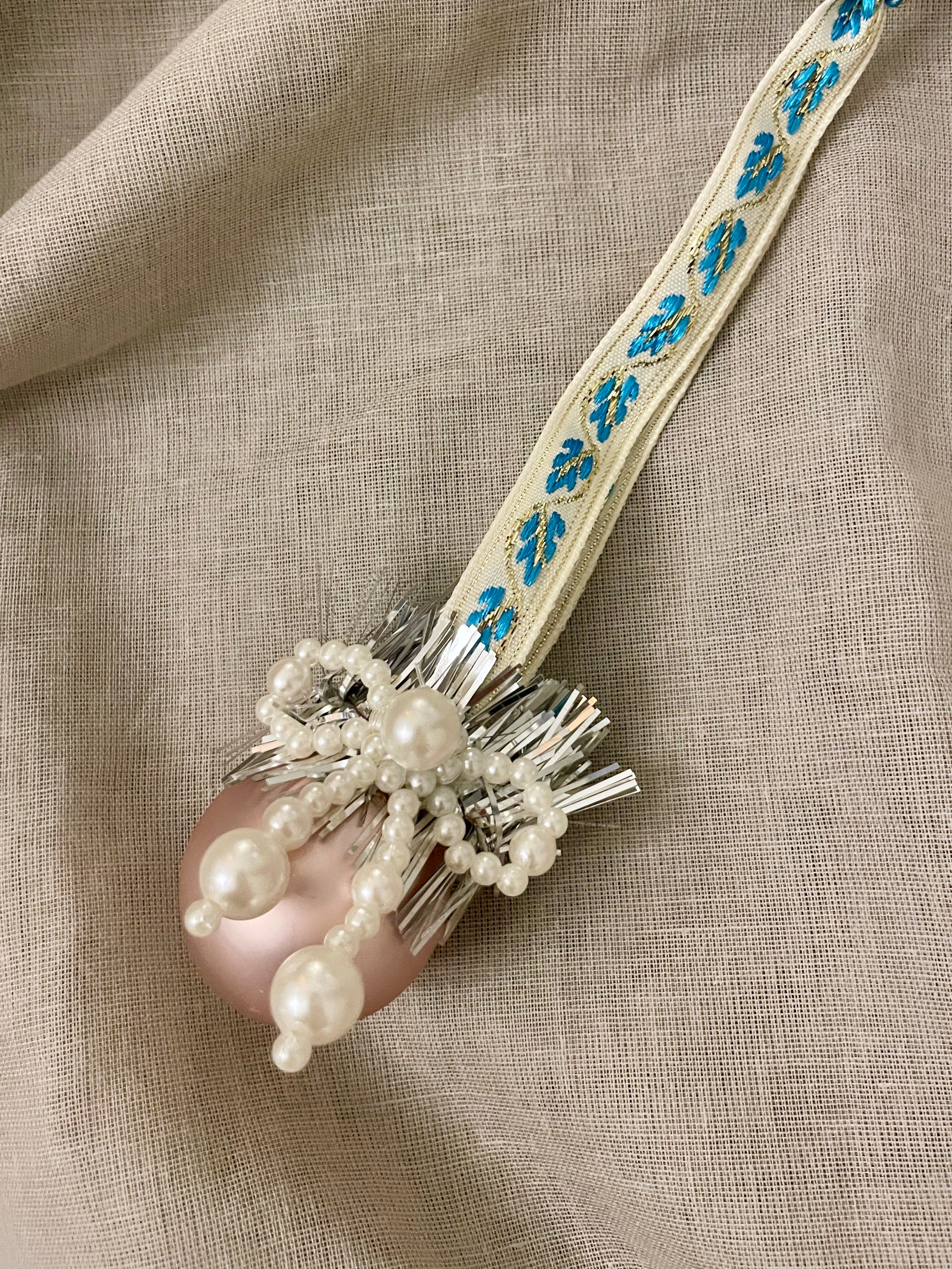 Lille håndlavet juleornament med perlesløjfe