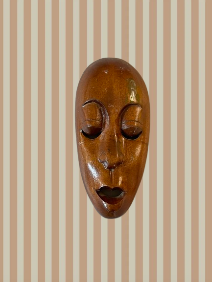 Håndskåret unika træmaske no. 28