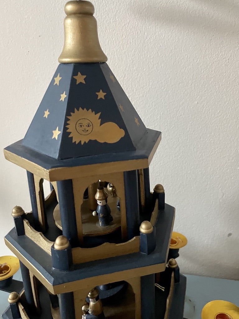 Gammel blå Weihnachtspyramide med sol, stjerner og måne / Julekarrusel