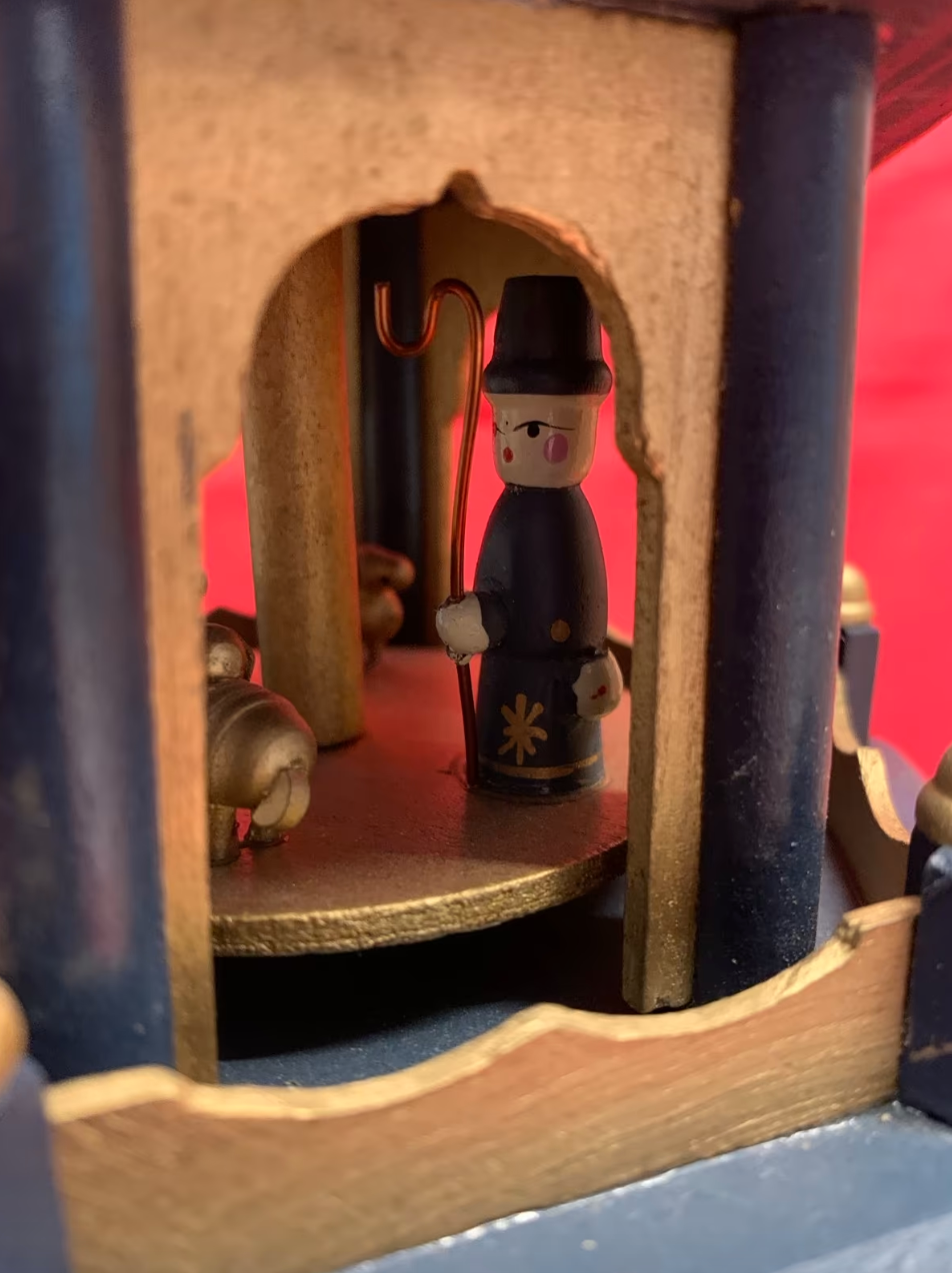 Gammel blå Weihnachtspyramide med sol, stjerner og måne / Julekarrusel