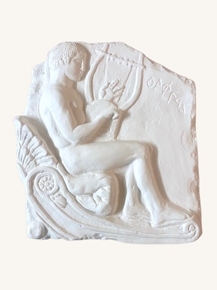 Vægrelief mand med harpe