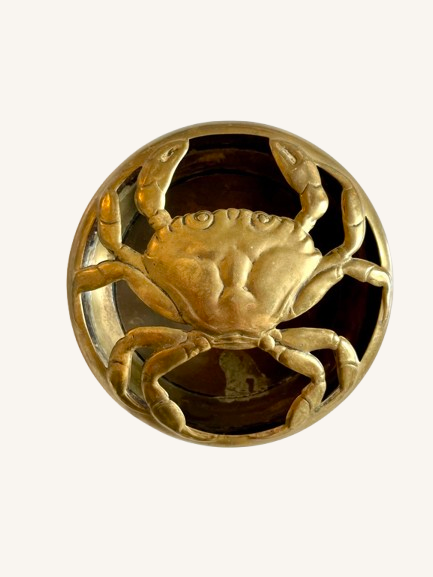 Unik messingkrukke med krabbelåg