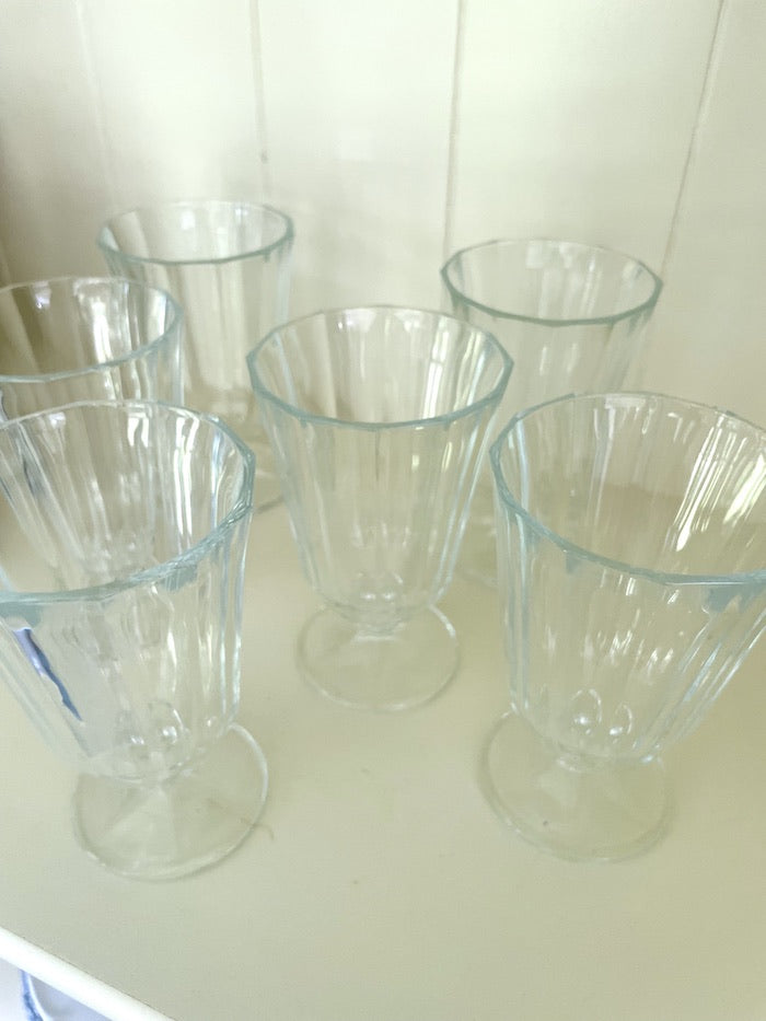 Riflet vinglas på fod