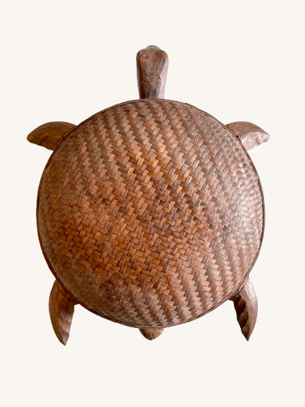 Flettet havskildpadde - opbevaringskurv i mørk flet