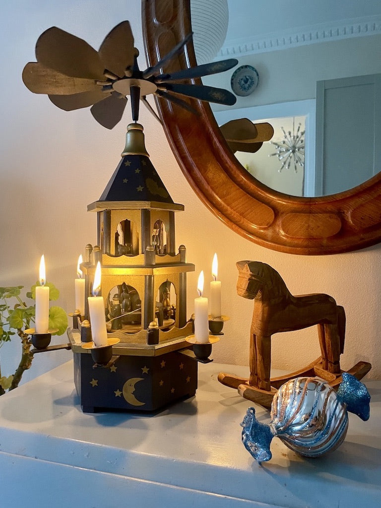 Gammel blå Weihnachtspyramide med sol, stjerner og måne / Julekarrusel