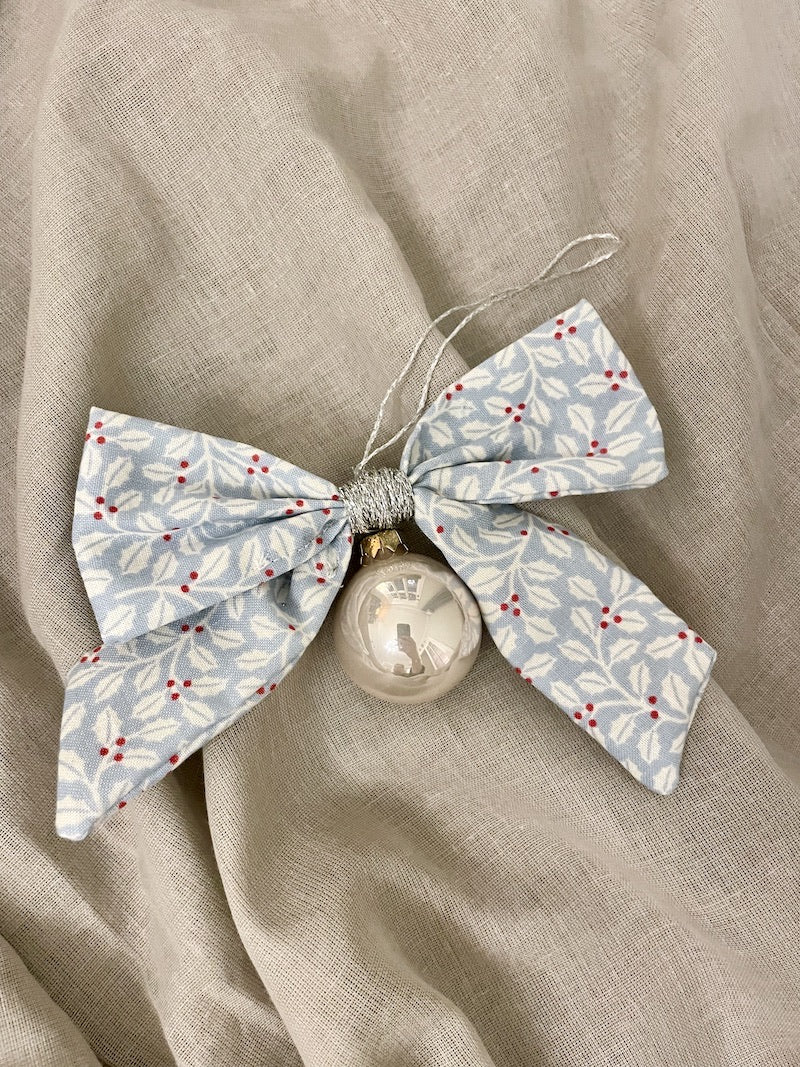 Lille håndlavet juleornament med stofsløjfe no. 1