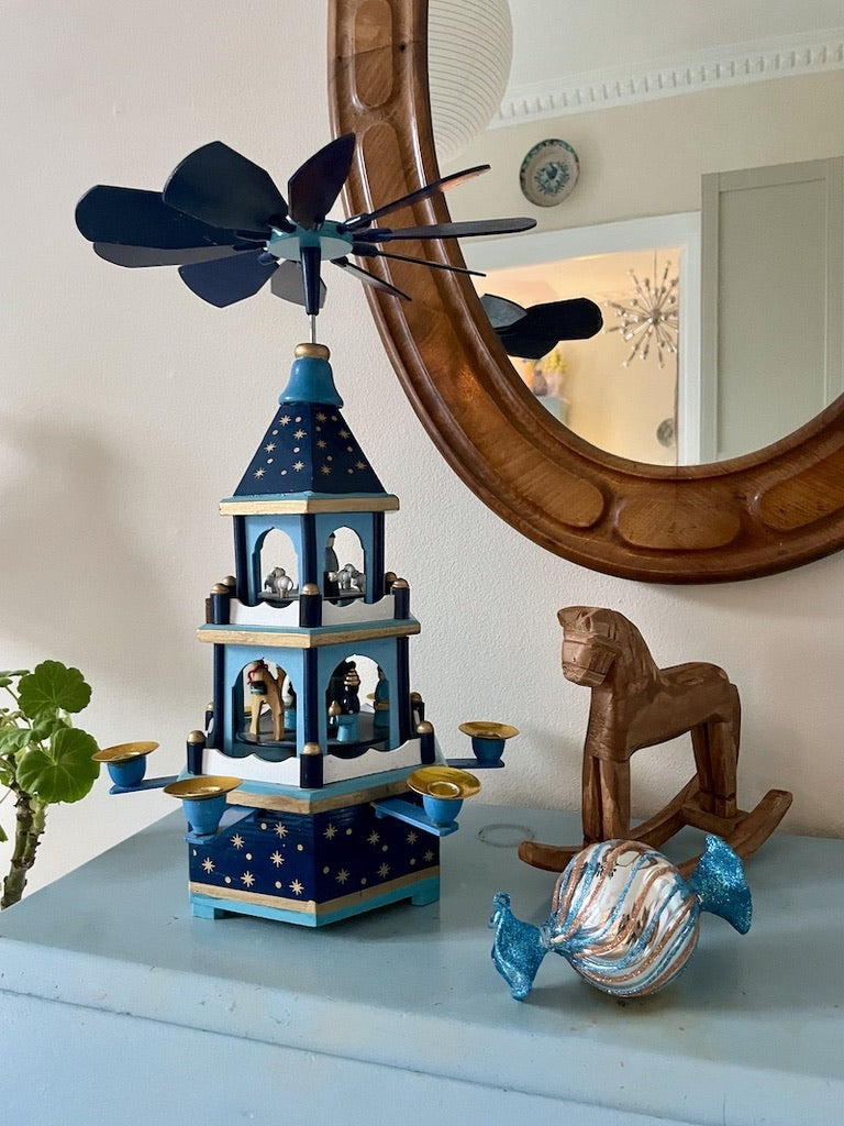 Blå 3-etagers Weihnachtspyramide med musikdåse / Julekarrusel