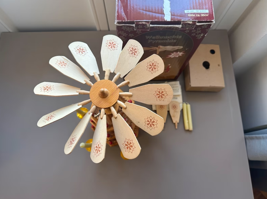 Gammel Weihnachtspyramide med musikspil / Julekarrusel