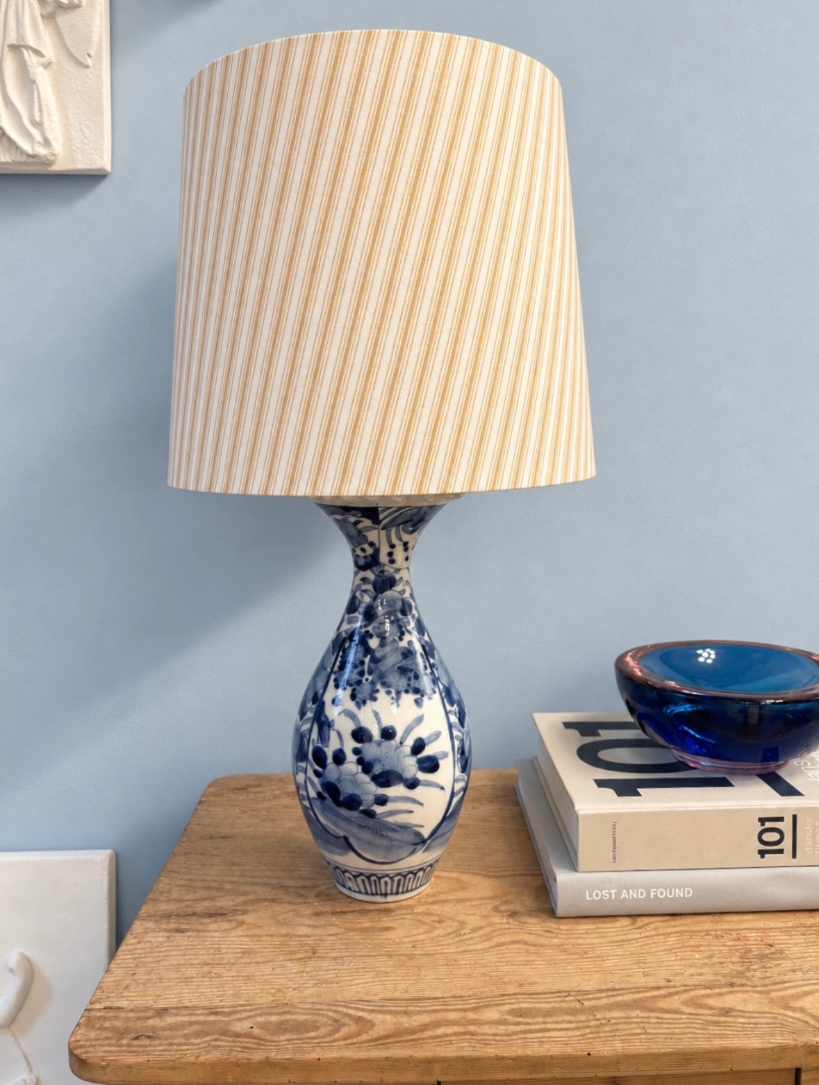 Stor håndmalet porcelænslampe