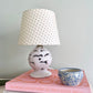 Henning Seidelin hvidmønstret rund bordlampe