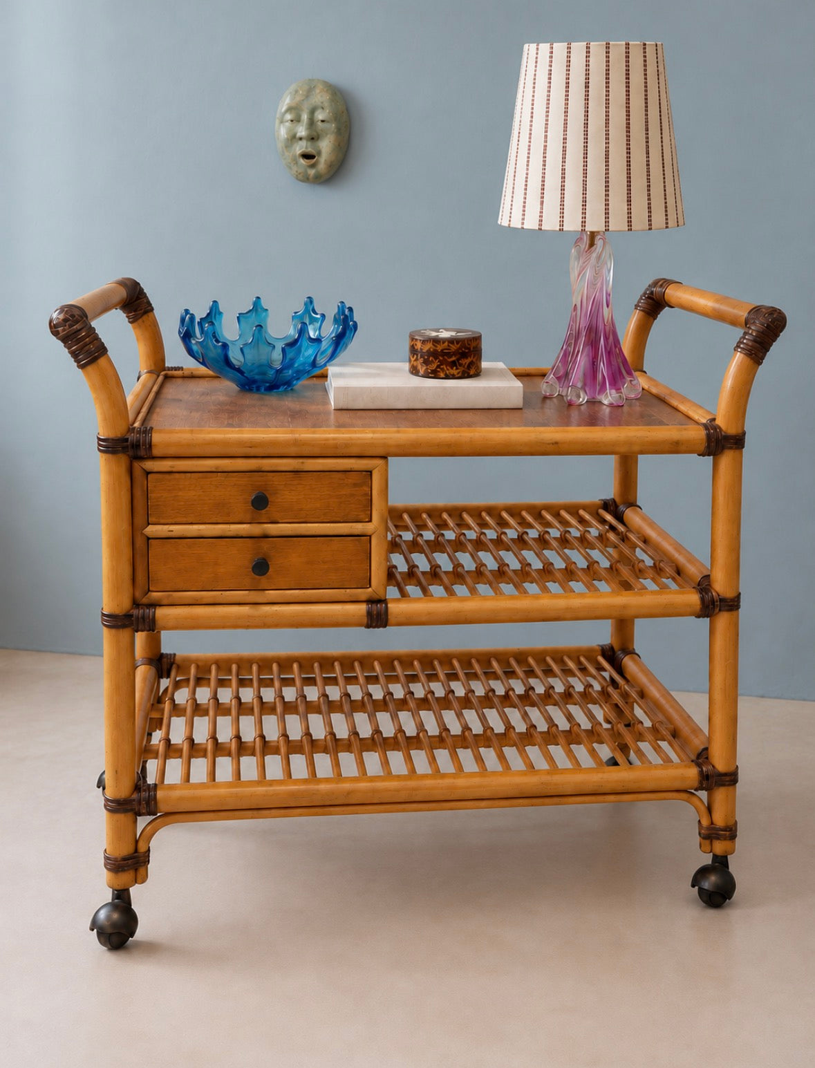 Vintage serveringsbord i rattan