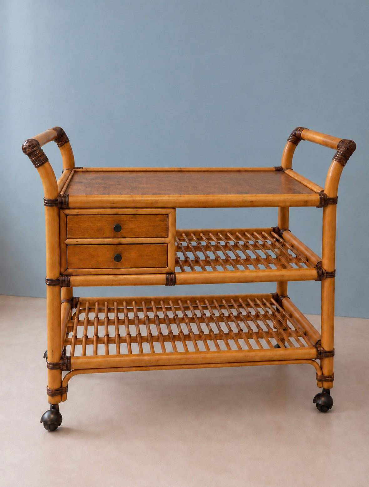 Vintage serveringsbord i rattan