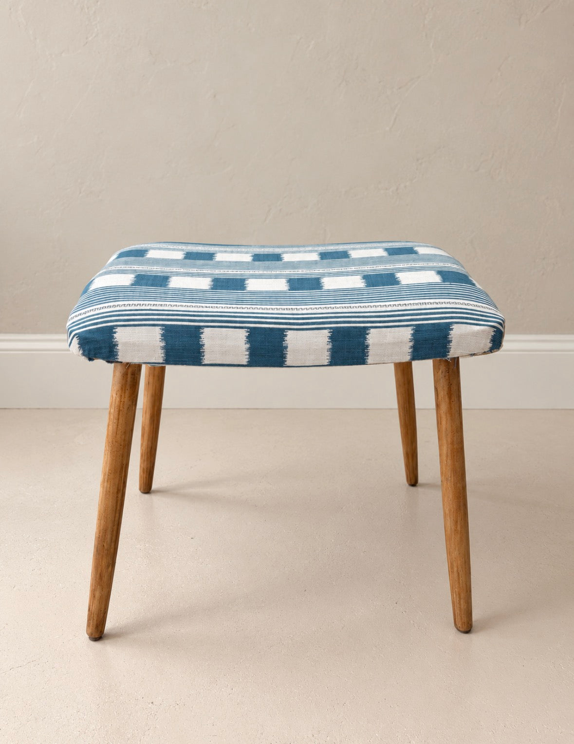 Skammel betrukket med “Lost and Found” tekstil fra Christopher Farr Cloth x Kit Kemp