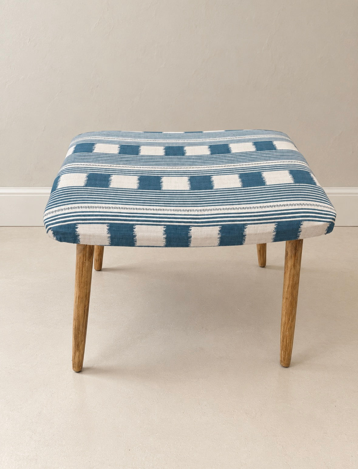 Skammel betrukket med “Lost and Found” tekstil fra Christopher Farr Cloth x Kit Kemp