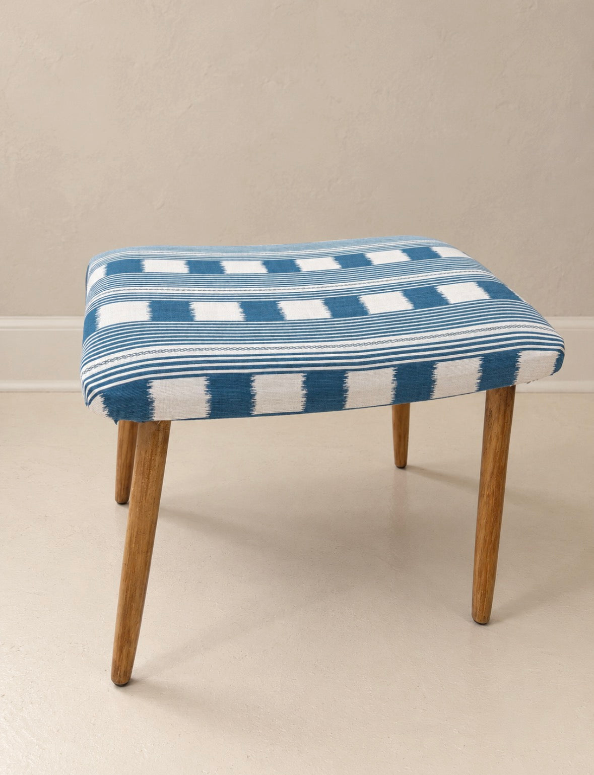 Skammel betrukket med “Lost and Found” tekstil fra Christopher Farr Cloth x Kit Kemp