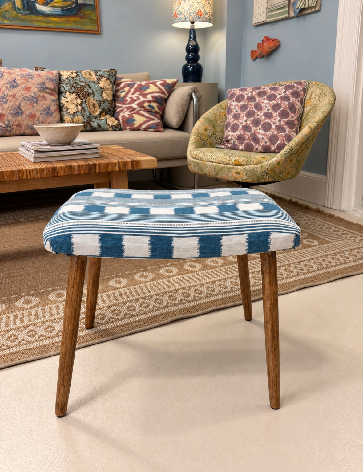 Skammel betrukket med “Lost and Found” tekstil fra Christopher Farr Cloth x Kit Kemp