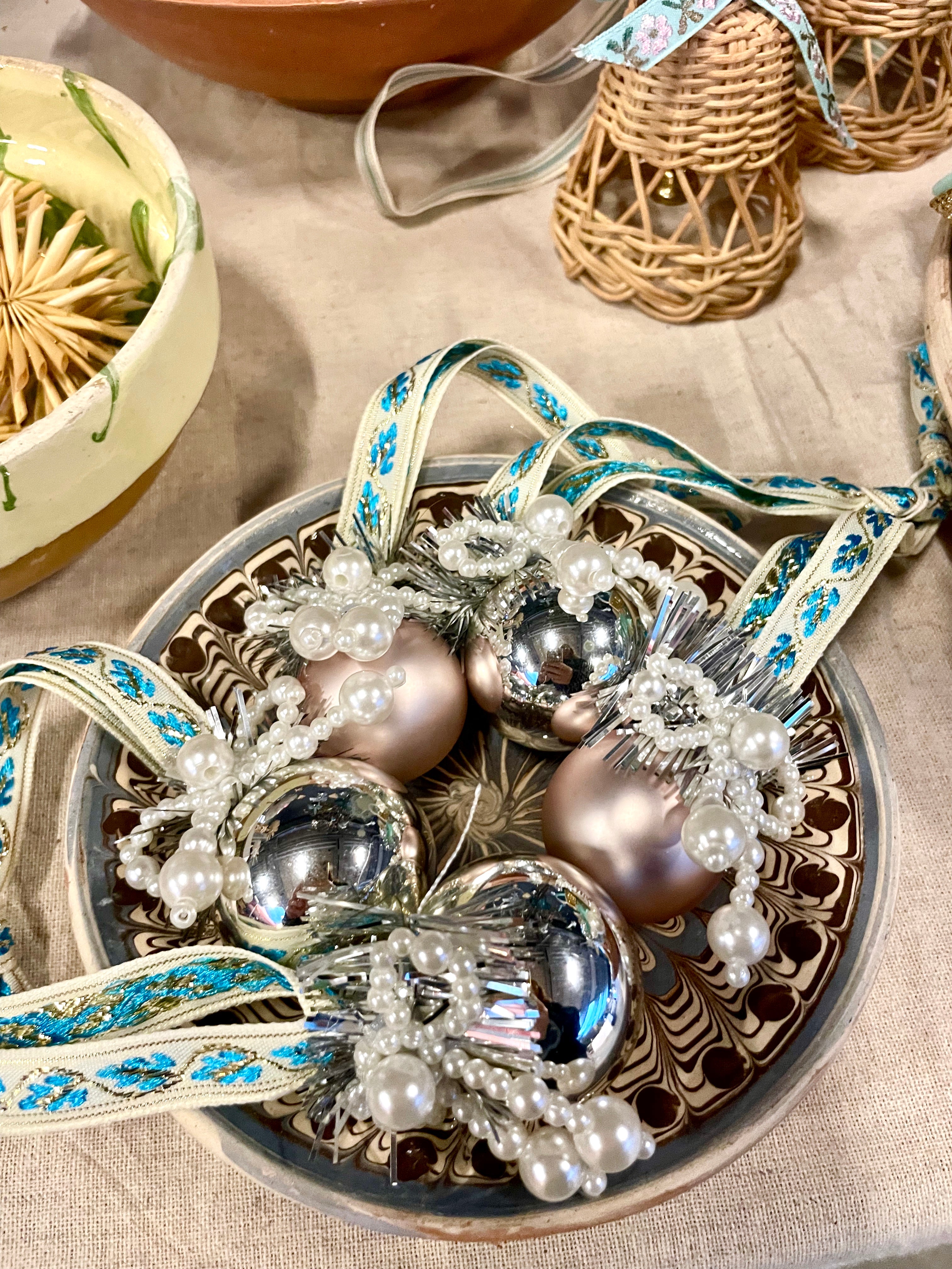 Lille håndlavet juleornament med perlesløjfe