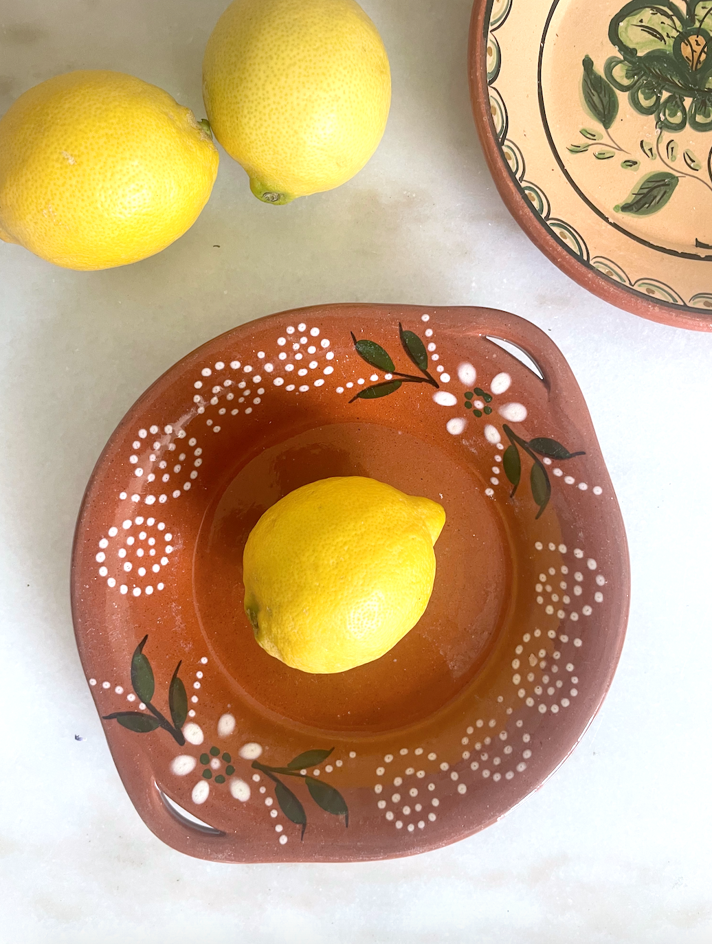 Lille unikt lerfad i teracotta