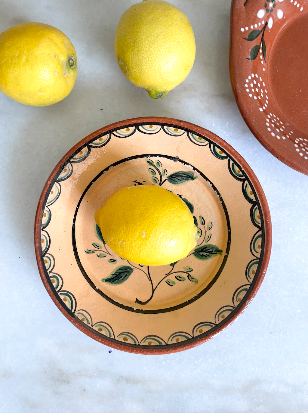 Lille unik lertallerken i teracotta