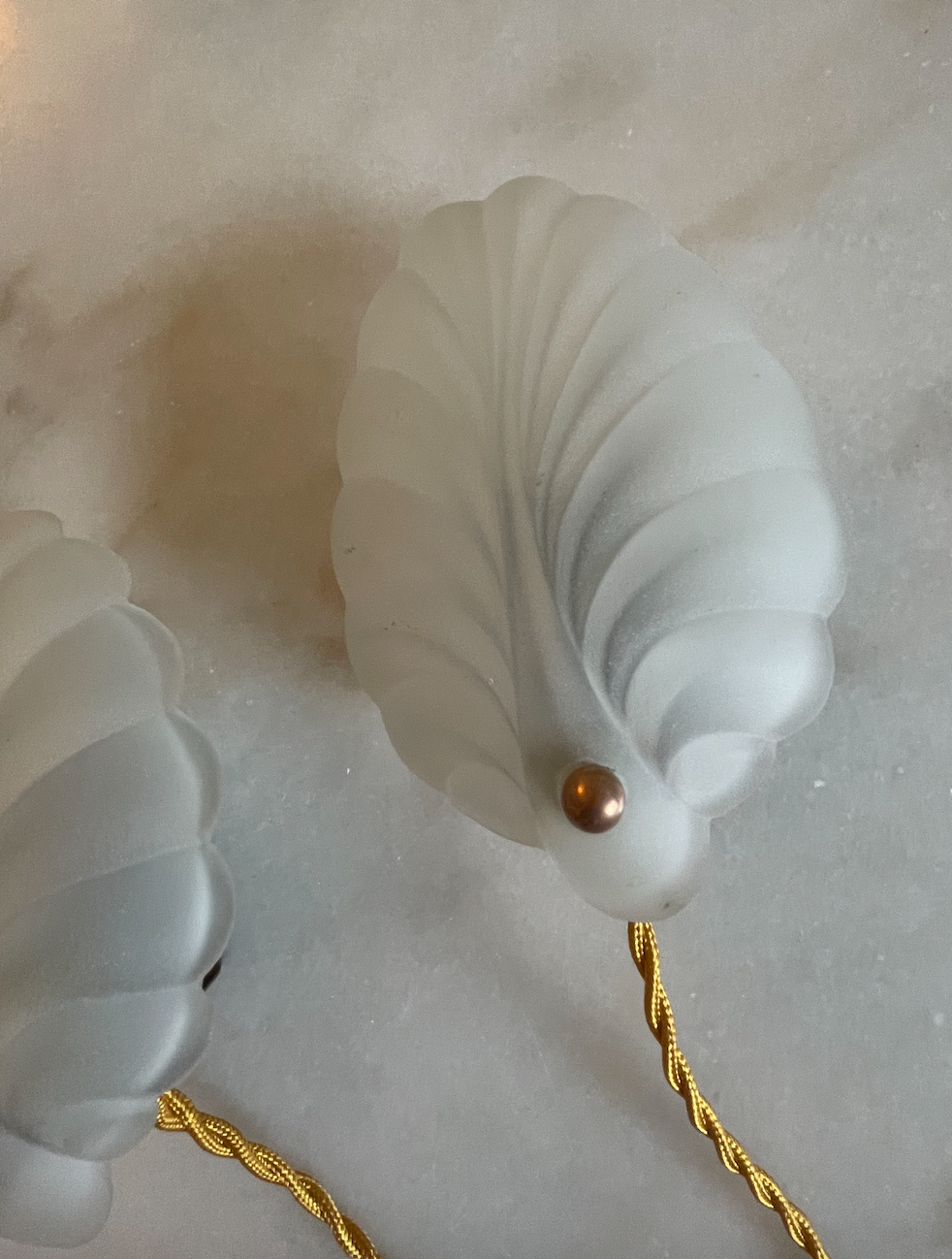 Smukke muslinge væglamper i frosset glas