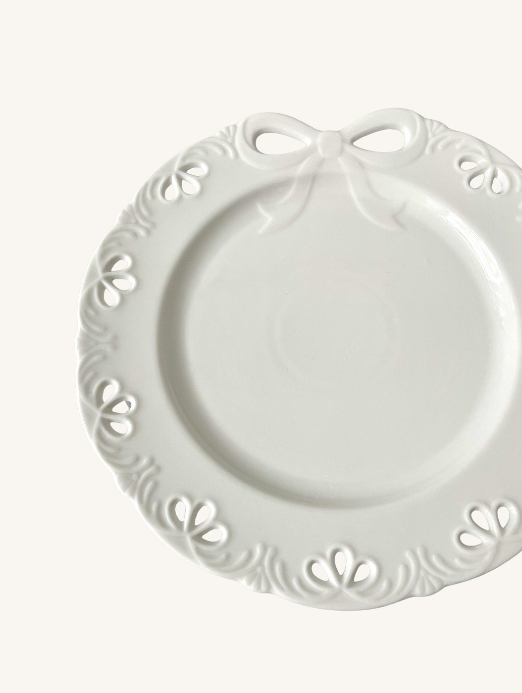 Fransk desserttallerken med mønster og sløjfe