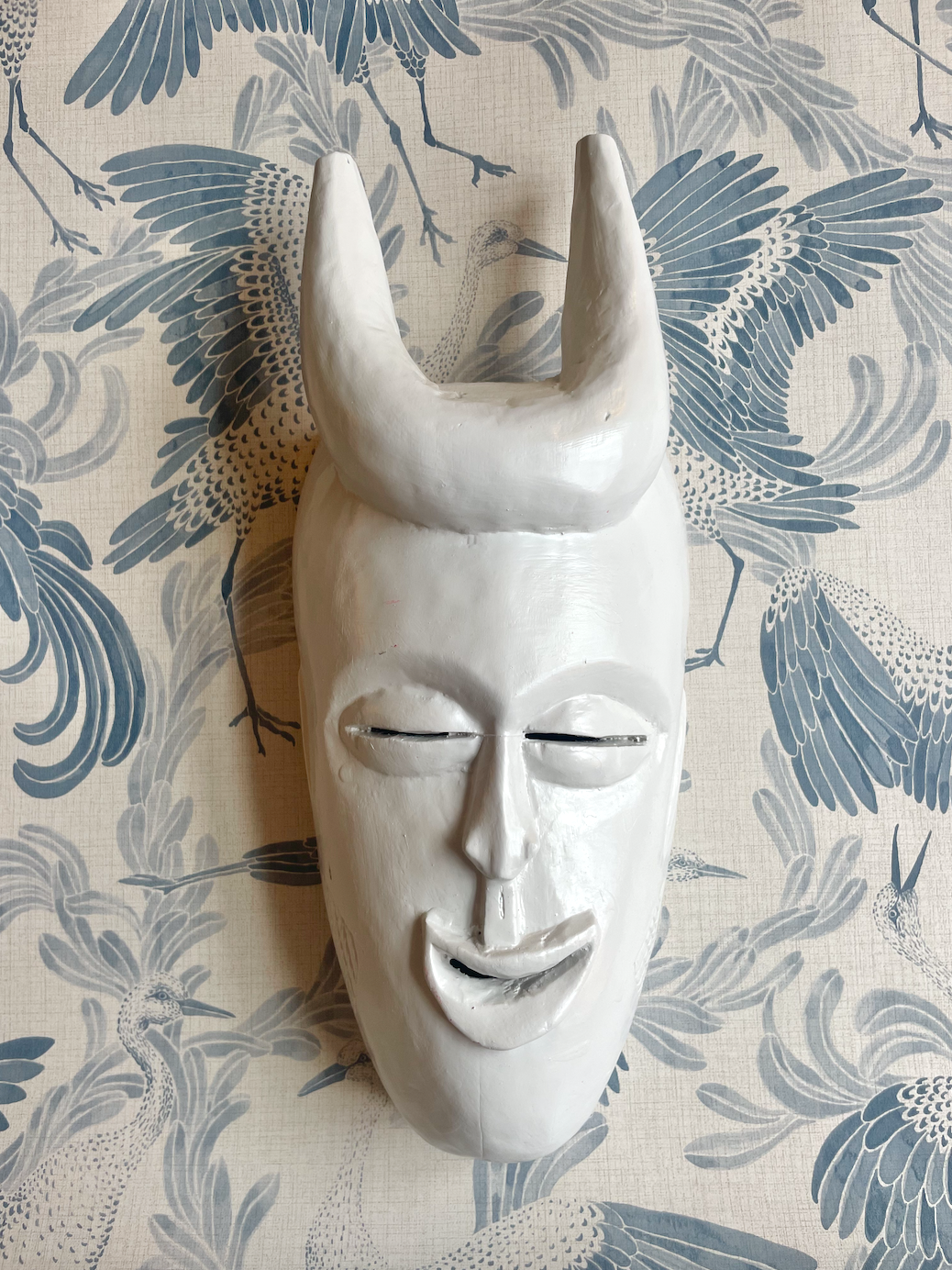 Håndskåret unika træmaske i hvid no. 1