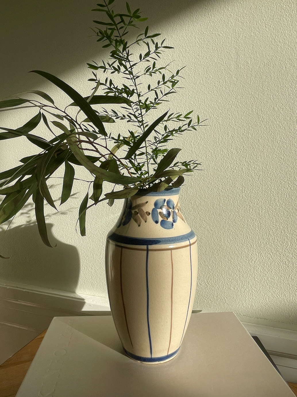 Smuk vintage vase med striber og deko